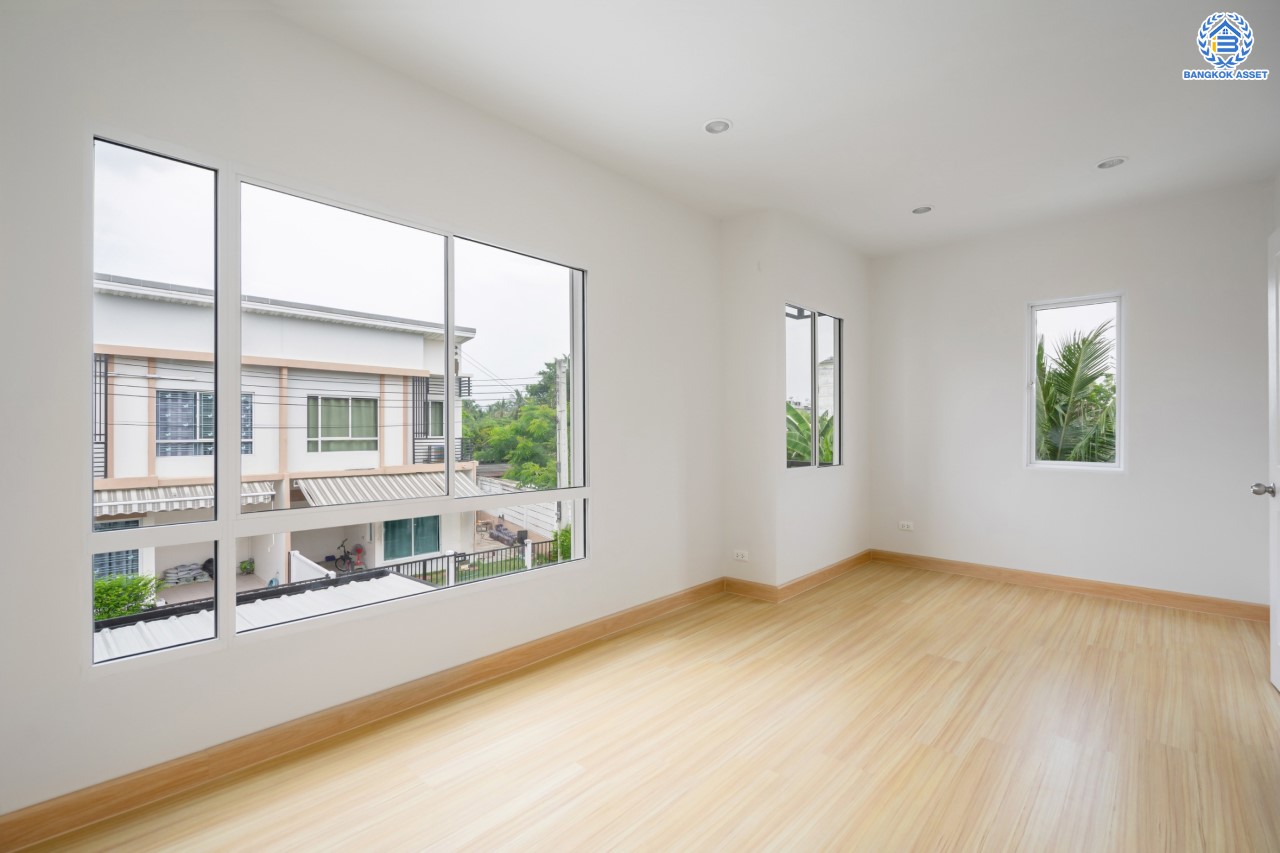 บ้านมือสองตกแต่งใหม่ ม.พลีโน่ ปิ่นเกล้า-ราชพฤกษ์ ทาวน์เฮ้าส์ 2 ชั้นหลังมุม เนื้อที่ 29.2 ตร.ว. ฟังก์ชันจัดเต็ม 3 ห้องนอน 2 ห้องน้ำ จอดรถได้ 1 คัน พร้อมพื้นที่ใช้สอย 148 ตร.ม. การเดินทางสะดวก ใกล้วงเวียนพระรามห้า, The Walk และจุดขึ้นทางด่วน "ศรีรัช"